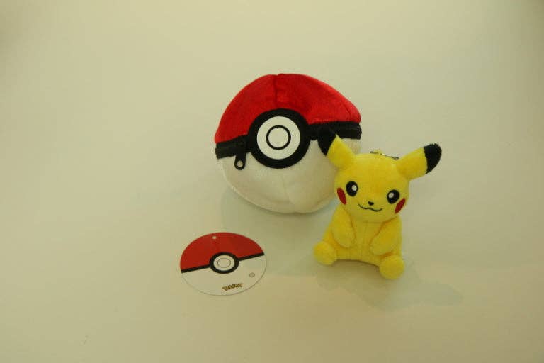 K-Wonderland - Pokemon Poké Ball Plush Pouch + Random Keychain 8cm SET