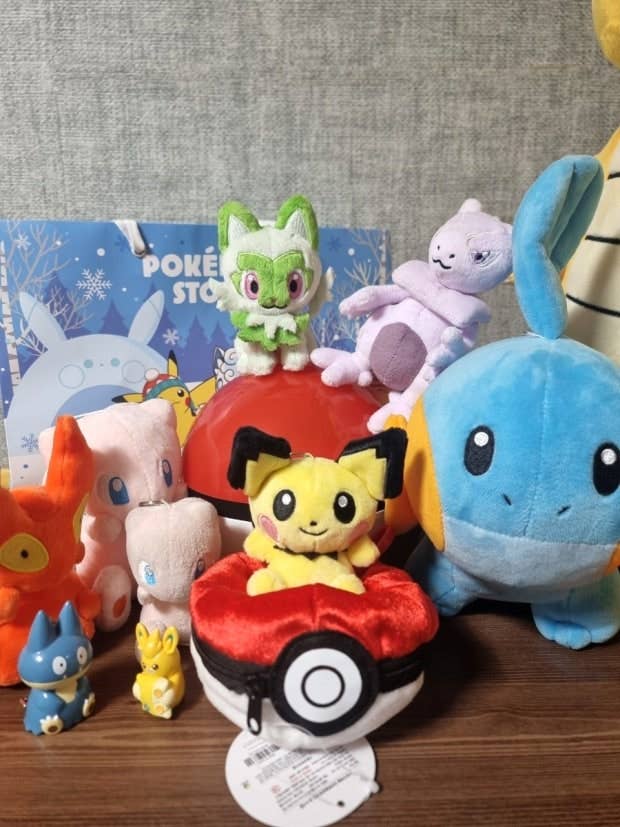 K-Wonderland - Pokemon Poké Ball Plush Pouch + Random Keychain 8cm SET